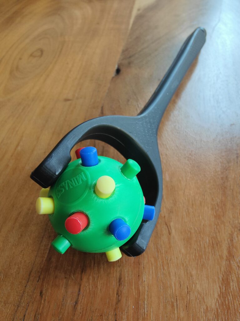 Uno strumento unico e prezioso che, grazie ai piolini mobili, ha una versatilità di utilizzo che va ben al di la del semplice massaggio.